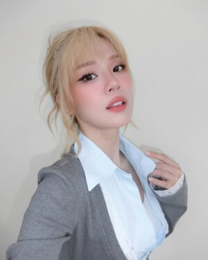 Hoàng Yến Chibi Instagram - Tính em thì hay 3 phải: phải yêu, phải chiều, phải là anh 😚😚
Vì... 
"Chẳng muốn một ai như anh, phải là anh, phải là anh, phải là anh". 
#hoangyenchibi #hycb #EPDuyet #SocNhiet #DaoDauRaNguoiNhuAnh