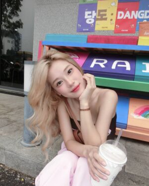 Hoàng Yến Chibi Instagram - 🌈Ngày đẹp trời để ... đăng ảnh mới 🌈
#HoangYenChibi #hycb #newpost