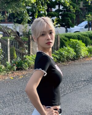 Hoàng Yến Chibi Instagram - Lên Đà Lạt đón nắng cho dễ 'sốc nhiệt'.☀️
___
Cuối tuần rồi, bật Duyệt (The Medley) lên nghe chill chill cùng Yến nhé! 😉🏹
#HoangYenChibi #HYCB #EPDuyet #TheMedley #NewVersion #NewPost