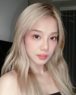 Hoàng Yến Chibi Instagram - Thứ 4 rồi, tập tành makeup trước để cuối tuần 'lên đồ' là vừa😚 

#hoangyenchi #hycb  #newpost