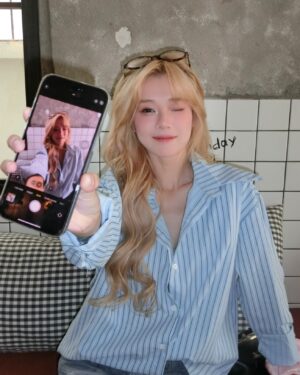 Hoàng Yến Chibi Instagram - Trời nắng có nhiều tia UV 🌞
Nhìn Yến nhiều, bạn có UMÊ? 💘

Yến đã chuẩn bị một SIÊU BẤT NGỜ dành cho các bạn vào tối nay (10.6), cùng chờ đợi nhé!
#hoangyenchibi #hycb #EPDuyet #ComingSoon