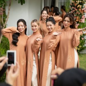 Hoàng Yến Chibi Instagram - Dàn bưng quả hùng hậu cỡ này thì cô dâu chú rể cỡ nào! Chúc mừng chị iu Midu lên xe hoa #hoangyenchibi #hycb