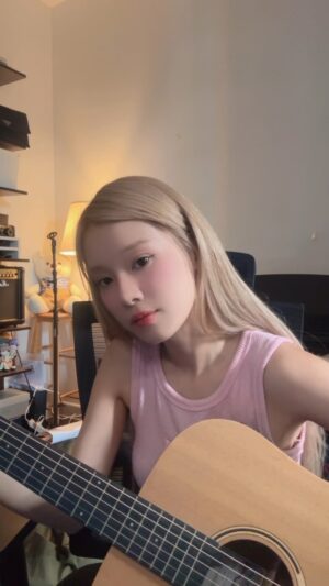Hoàng Yến Chibi Instagram - Đừng làm trái tim anh đau - cover “soul lắng“ by Hoàng Yến Chibi🎙
#cover #DungLamTraiTimAnhDau