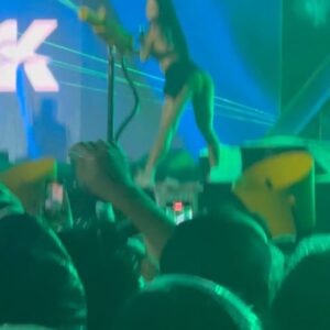 Honey J Instagram - #흠뻑쇼 #워터밤
정말정말 오랜만에 함께한 두번의 무대
수고많으셨습니다🙇🏻‍♀️💕
끝>_< 안뇽👋🏻