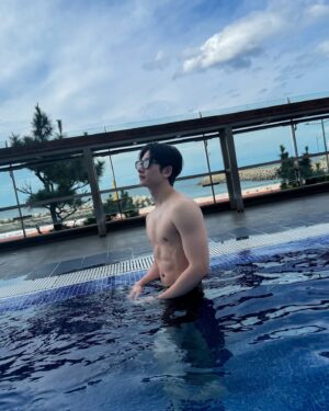 Hong Eun-ki Instagram - 요즘 #근황 💭

1. 아직 운동 약 7개월차, 더 열심히 해서 내년 여름엔 더 좋은 건강과 몸을 겟하길💪🏻 하루하루 변화하고 있는 몸이 신기하다! 근데 살은 그만 찌고 싶긴 해😱
2. 수영장에 들어갔는데 이뻐서 그냥 찍어봤음.
3. 비행기 안에서 본 바깥 풍경🌄, 날씨가 오락가락하는 요즈음 그저 그 누구에게도 큰 피해가 없기를 바라고 있다.
4. 달 사진은 오랜만이지? 퇴근길에 하늘을 올려다 보니 이쁜 달이 인사하지 뭐야? 그래서 바로 찍어왔어 🌙
5-6. 요즘 고민거리는 인간관계와 나의 성격에 대한 부분인데 꽤 많은 도움이 되어주는 책. 나의 마음이 아프기 시작한 순간부터 지금까지의 과정과 너무 비슷한 작가님의 일화에 너무 큰 공감을 하며 재미있게(?) 읽고 있는 중이야. 핸드의 추천을 받아 핸드에게 추천해주고 싶은 책!
📖 #웃따 작가님의 인생을 숙제처럼 살지 않기로 했다