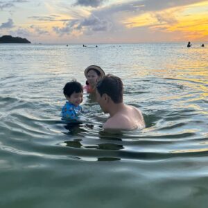 Hong Hyun-hee Instagram - 💙 듄바미 첫 바다수영도 하고 🏖
아름다운 석양과 모래놀이 그야말로  자연키즈까페 🎁
4시간 넘게 비행기도 잘타고 한시간 시차 적응도 잘하고 ㅋㅋㅋㅋㅋㅋㅋㅋㅋㅋㅋㅋㅋ  많이컸다 증말 담엔 더 멀리 가보자✈️