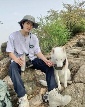 Hong Jong-hyun Instagram - 진이랑 오랜만에 등산🤟🏻⛰️
#ad #kolonsport #코오롱스포츠