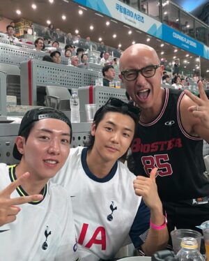 Hong Seok-cheon Instagram - 어젯밤 무더위에도 너무 재밌게 봣던 토트넘과 뮌헨의 경기  멀리서 손흥민 김민재 그리고 세계적인 선수들 경기봐서 넘 좋았다  초대해준  #cnblue #씨엔블루 #민혁 이 #이정신 오랜만에 방갑고 땀흘린 시간  #상암동 #월드컵경기장