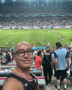 Hong Seok-cheon Instagram - 어젯밤 무더위에도 너무 재밌게 봣던 토트넘과 뮌헨의 경기  멀리서 손흥민 김민재 그리고 세계적인 선수들 경기봐서 넘 좋았다  초대해준  #cnblue #씨엔블루 #민혁 이 #이정신 오랜만에 방갑고 땀흘린 시간  #상암동 #월드컵경기장