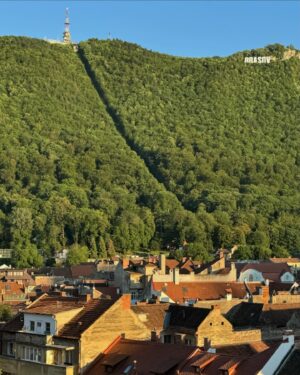 Horia Brenciu Instagram - Iubesc Brașovul. Și asta se întâmplă, în special, datorită oamenilor. Ieri mi-am petrecut după amiaza cu Doina, scumpa mea mătușǎ și cu Mimena, fosta mea vecină, cea care mi-a bucurat copilăria și a fost bunǎ prietenă cu mama mea. Am vorbit cu ele despre trecut. Am zâmbit, am lăcrimat și am realizat, o dată în plus, cǎ viața fără amintiri e tare săracă. 

M-am bucurat de câteva din locurile copilăriei mele. De apa de izvor, care curge, acum, ceva mai sfios din fântâna Sfântă Treime, dar și de placheta din curtea bisericii Sfântul Nicolae, pe care vǎ invit s-o citiți cu mare atenție! 🇷🇴 

A fost o sâmbătă pe sufletul meu. Ea s-a încheiat cu aplauze… 😘 Am concertat, alături de orchestra mea, la Blejoi, iar publicul a făcut exact ce i-a spus inima! ✌️ Le mulțumim frumos! Știți care e concluzia? Viața trece, hai s-o trăim cât 10! V-am pupat! Duminică de vis! 😍