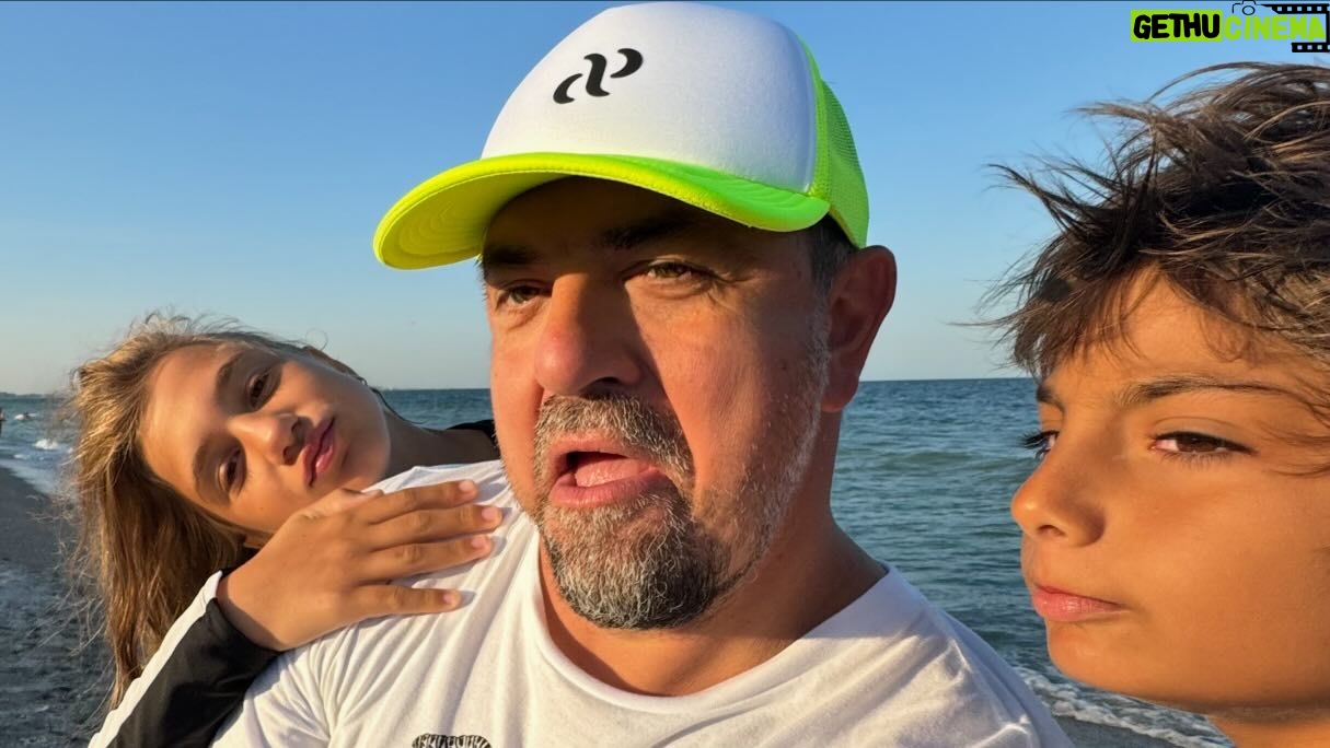 Horia Brenciu - 5.7K Likes - Tuturor celor 400 de urmÄritori ai mei, gĆ¢nduri bune de la malul mÄrii, Ć®n special de la Mina si Toma! ššš