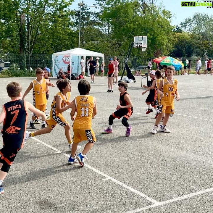 Horia Brenciu - 5.8K Likes - El e Toma, fiul meu. Poartă tricoul cu numărul 10. ✌️Echipa lui, Fan Baschet e în cantonament la Costinești! În fiecare zi au câte una sau 2 partide. Cea de azi a fost matinală. Au bătut! 👍 La un moment dat, am pierdut numărul paselor și coșurilor lui Toma. Important e ca baschetul românesc are un viitor plin de speranță! 🏀🏀🏀