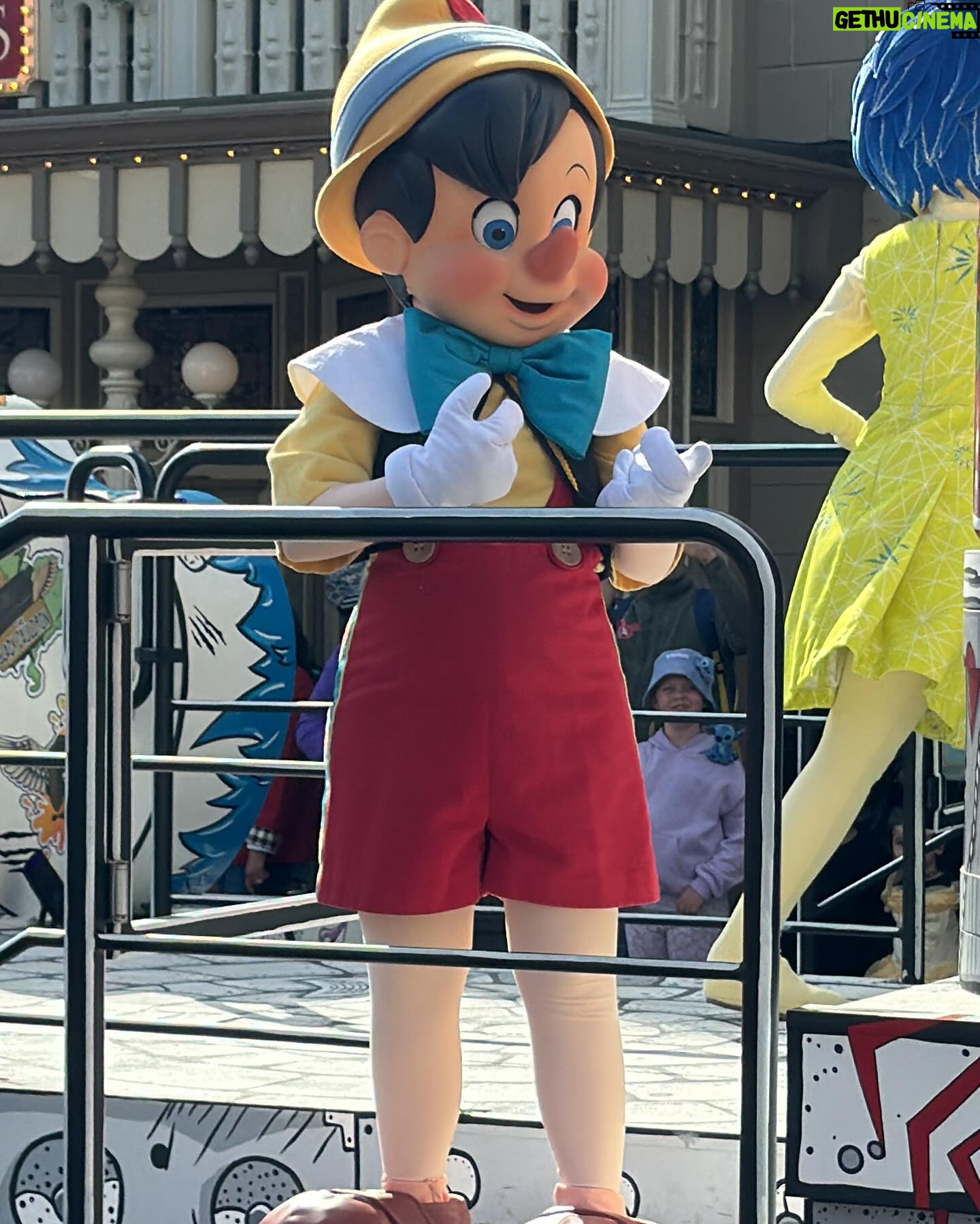 Horia Brenciu - 5.2K Likes - Cu ai mey, la Disney! š„³ Meritau! In ultimele luni, numai de Shrek s-a auzit prin casĒ! In plus, au fost Či din calea-afarÄ de cuminČi! š