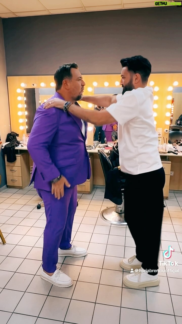 Horia Brenciu - 3.4K Likes - Săptămâna se începe cu prieteni zâmbitori și cu mișcare! 😘 La mulți ani, Smiley! 😜 Să fie vreme frumoasă, bucurie și… voce! ✌️