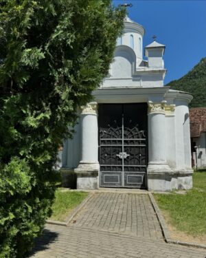 Horia Brenciu Instagram - Iubesc Brașovul. Și asta se întâmplă, în special, datorită oamenilor. Ieri mi-am petrecut după amiaza cu Doina, scumpa mea mătușǎ și cu Mimena, fosta mea vecină, cea care mi-a bucurat copilăria și a fost bunǎ prietenă cu mama mea. Am vorbit cu ele despre trecut. Am zâmbit, am lăcrimat și am realizat, o dată în plus, cǎ viața fără amintiri e tare săracă. 

M-am bucurat de câteva din locurile copilăriei mele. De apa de izvor, care curge, acum, ceva mai sfios din fântâna Sfântă Treime, dar și de placheta din curtea bisericii Sfântul Nicolae, pe care vǎ invit s-o citiți cu mare atenție! 🇷🇴 

A fost o sâmbătă pe sufletul meu. Ea s-a încheiat cu aplauze… 😘 Am concertat, alături de orchestra mea, la Blejoi, iar publicul a făcut exact ce i-a spus inima! ✌️ Le mulțumim frumos! Știți care e concluzia? Viața trece, hai s-o trăim cât 10! V-am pupat! Duminică de vis! 😍