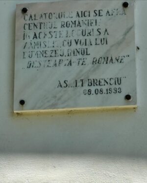Horia Brenciu Instagram - Iubesc Brașovul. Și asta se întâmplă, în special, datorită oamenilor. Ieri mi-am petrecut după amiaza cu Doina, scumpa mea mătușǎ și cu Mimena, fosta mea vecină, cea care mi-a bucurat copilăria și a fost bunǎ prietenă cu mama mea. Am vorbit cu ele despre trecut. Am zâmbit, am lăcrimat și am realizat, o dată în plus, cǎ viața fără amintiri e tare săracă. 

M-am bucurat de câteva din locurile copilăriei mele. De apa de izvor, care curge, acum, ceva mai sfios din fântâna Sfântă Treime, dar și de placheta din curtea bisericii Sfântul Nicolae, pe care vǎ invit s-o citiți cu mare atenție! 🇷🇴 

A fost o sâmbătă pe sufletul meu. Ea s-a încheiat cu aplauze… 😘 Am concertat, alături de orchestra mea, la Blejoi, iar publicul a făcut exact ce i-a spus inima! ✌️ Le mulțumim frumos! Știți care e concluzia? Viața trece, hai s-o trăim cât 10! V-am pupat! Duminică de vis! 😍