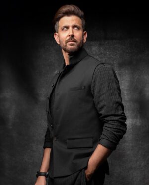 Hrithik Roshan Instagram - Turns out , Black is my happy colour. 

🖤

Outfit : from my wardrobe
Stylist : @lakshmilehr 
Hair : @aalimhakim @smerchant5 
Makeup : @vijaypalande25 
Photographer : @beejlakhani