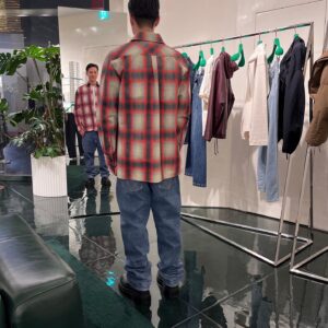 Hsin-Wei Chen Instagram - 那天跟 @r2d6lofi_hsiang 實在太想知道 @newbottega 新的男裝系列到底有多屌。
讓Rocky 愛不釋手？

真的太屌了

我身上的牛仔褲跟格子襯衫

都是真皮

12層的疊加
讓你視覺上誤以為

版型也超帥🤧

以下開放乾爹乾媽乾妹乾姐😀