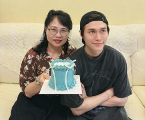 Hubert Wu Instagram - .
七夕快樂！祝大家有情人終成眷屬！
今日亦都係我母親大人嘅生日
情情㙮㙮嘅野就唔係好岩佢
咁呀祝佢身體健康，繼續中氣十足🤍