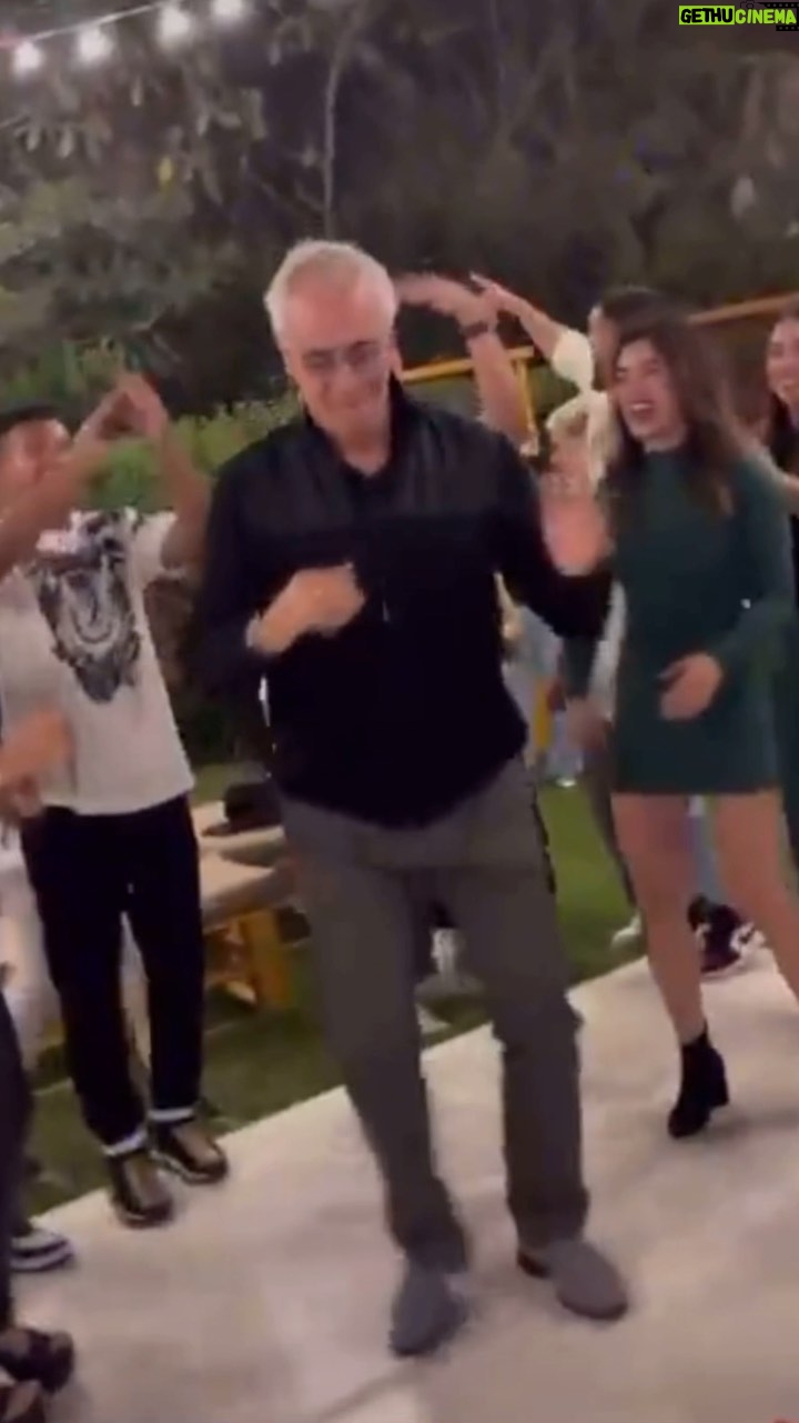 Hugo Lezama - 5.1K Likes - El final de la película. Fosatti bailando como en el final de Hitch mientras los créditos pasan al costado. Te quiero mucho, Jorge 🥹