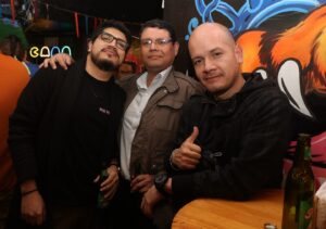 Hugo Lezama Instagram - ¡QUÉ JUGOSA NOCHE! 💥

Gracias a todos nuestros queridos hamsters y guinea pigs que asistieron a la primera reunión con miembros exclusivos de la comunidad de Pitucos Marrones ✊🏾🔥

Solo queda agradecerles (sobre todo a los que se vinieron corriendo del concierto de Libido) y solo decirles que es por ustedes que seguimos creciendo (mentira solo por el patrón ❤️)

Y gracias también a @mercado_chicha por la buena onda y las facilidades que hicieron que la pasemos rico y delichocho. Unos fuera de serie.