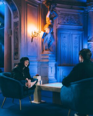 Hugo Travers Instagram - La surprise du dimanche soir 🥺🥺❤️ L’interview face cachée de l’incroyable @billieeilish est désormais dispo (lien en bio)

Incroyablement heureux d’avoir pu réaliser l’interview d’une artiste que j’admire tellement et qui m’accompagne, comme beaucoup d’entre vous, depuis des années. 

On revient sur son ascension ces dernières années, les coulisses de sa vie d’artiste, mais aussi son engagement sur plusieurs sujets comme l’environnement. 

Dispo en anglais et en français, avec les sous-titres dans les deux langues. 

Merci pour tout ❤️

Une production avec @france.tv par @unfoldprod 
Photos : @marie__flmt