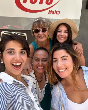 Hülya Gülşen Irmak Instagram - Bugün 2 aylık Malta dil eğitimi maceramın son günü🤗Hayalimdi gerçekleştirdim🙏Dünyanın değişik yerlerinden arkadaşlarım oldu 💃🏻🫶🦋Tekrar öğrenci olmak o kadar güzeldi ki 💎Harika anılarla dönüyorum.🧿Hayat; yeni şeyler öğrenirken ,güzelliklerle karşılaştırıyor.❤️#ielsmalta