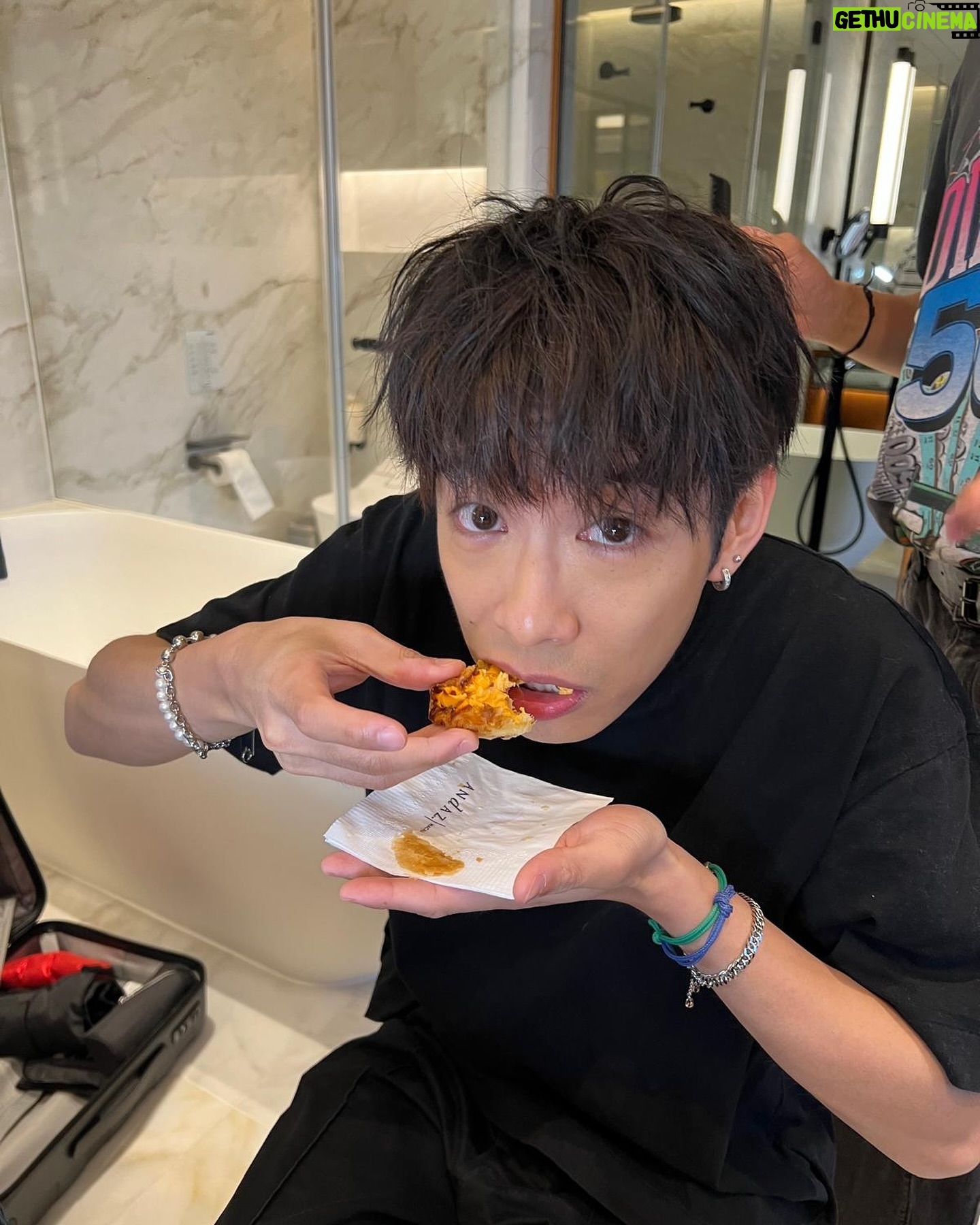 Hung Ka-ho - 31.9K Likes - 細個學音樂無諗過大個要做歌手
出道果陣都無諗過可以達成咩偉大成就
只係相信做好啲歌就會有人喜歡聽
但慢慢目標開始明確
達成咗紅館呢一個大嘅第一步
下一步就係嚟緊嘅澳門
第一次離開香港開自己嘅演唱會
唔知有無人認識我
唔知有冇人聽過我嘅歌
唔知有冇人喜歡我
但如果你聽過我嘅歌而唔認識我個人
或者聽過我個名但未見過我真人
又或者未聽過我嘅歌但又知有呢個人
希望你會買張飛入場
好好互相認識一下
10月19號
銀河綜藝館見🤝🏻