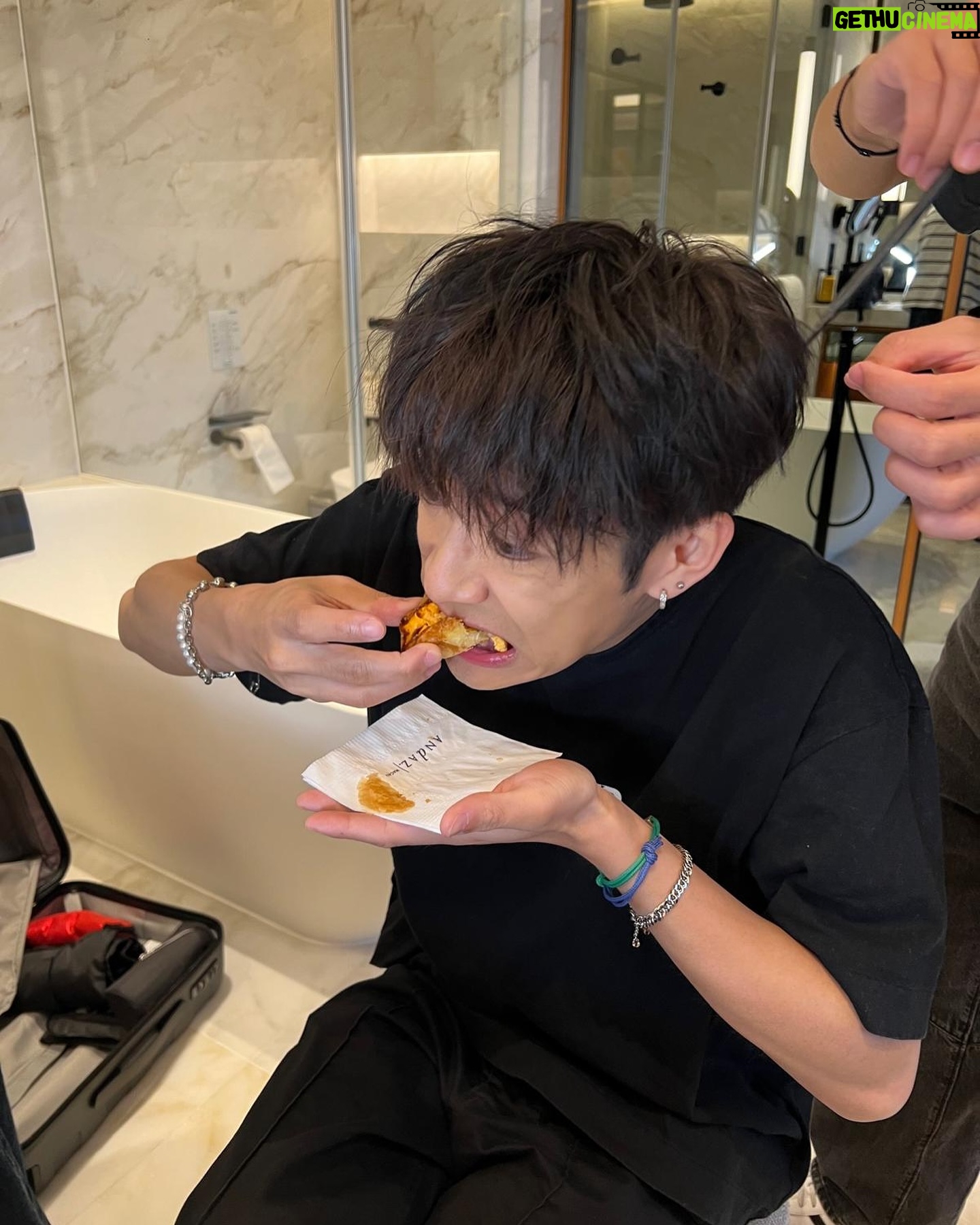 Hung Ka-ho - 31.9K Likes - 細個學音樂無諗過大個要做歌手
出道果陣都無諗過可以達成咩偉大成就
只係相信做好啲歌就會有人喜歡聽
但慢慢目標開始明確
達成咗紅館呢一個大嘅第一步
下一步就係嚟緊嘅澳門
第一次離開香港開自己嘅演唱會
唔知有無人認識我
唔知有冇人聽過我嘅歌
唔知有冇人喜歡我
但如果你聽過我嘅歌而唔認識我個人
或者聽過我個名但未見過我真人
又或者未聽過我嘅歌但又知有呢個人
希望你會買張飛入場
好好互相認識一下
10月19號
銀河綜藝館見🤝🏻
