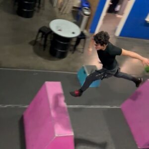 Hunter Payton Instagram - Don't sweat the technique😂
📷 @whoisnicodemus 
Gym: @tmpstacademy 

#parkour #chasetag #parkourtraining