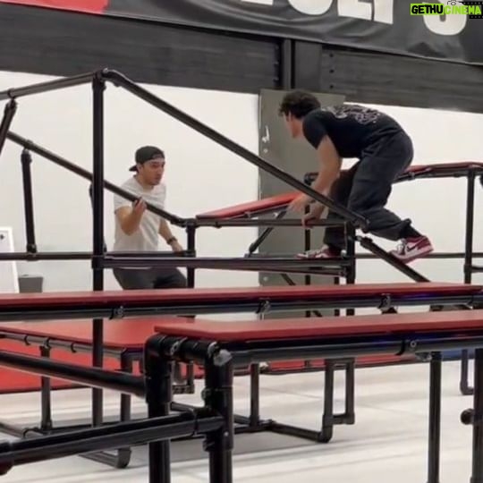 Hunter Payton - 82 Likes - 20 seconds = Evasion
Chaser: @hotshot_ninja
Chase Tag Gym: @thewolfsdenchasetag
📷 @whoisnicodemus
#chasetagpractice #TeamTempest #worldchasetag