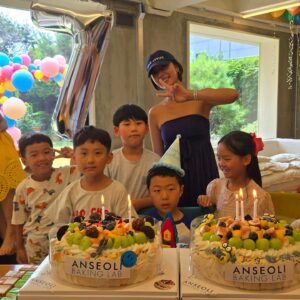 Hwang Jung-eum Instagram - 우리 큰왕자님 7번째 생일파티🩵함께해준 칭구들 너므고마워!!
#안서리베이킹랩 #벌룬프로젝트 #사몬타나 봉봉