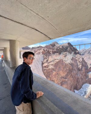 Hwang Kwang-hee Instagram - It’s scorching hot🌡️🌋🌞🫠 
Hoover Dam
후버댐 그것은 정말 거대하고 웅장했다👍🏼트랜스포머가 나올 것 같았다🦾나는 해를 피하려 긴 상의를 입었지만 오히려 더 더웠다🥵후회했다 정말 기온은 높았다🔥 나는 그 멋진 곳에서✨
그리고 절대 높이가 무서워서 뒷발을 멀리 두고 있는 것이 아니다🤨