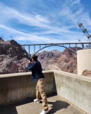 Hwang Kwang-hee Instagram - It’s scorching hot🌡️🌋🌞🫠 
Hoover Dam
후버댐 그것은 정말 거대하고 웅장했다👍🏼트랜스포머가 나올 것 같았다🦾나는 해를 피하려 긴 상의를 입었지만 오히려 더 더웠다🥵후회했다 정말 기온은 높았다🔥 나는 그 멋진 곳에서✨
그리고 절대 높이가 무서워서 뒷발을 멀리 두고 있는 것이 아니다🤨