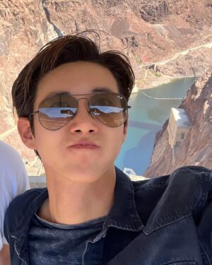 Hwang Kwang-hee Instagram - It’s scorching hot🌡️🌋🌞🫠 
Hoover Dam
후버댐 그것은 정말 거대하고 웅장했다👍🏼트랜스포머가 나올 것 같았다🦾나는 해를 피하려 긴 상의를 입었지만 오히려 더 더웠다🥵후회했다 정말 기온은 높았다🔥 나는 그 멋진 곳에서✨
그리고 절대 높이가 무서워서 뒷발을 멀리 두고 있는 것이 아니다🤨