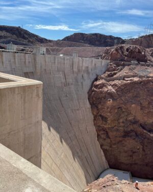 Hwang Kwang-hee Instagram - It’s scorching hot🌡️🌋🌞🫠 
Hoover Dam
후버댐 그것은 정말 거대하고 웅장했다👍🏼트랜스포머가 나올 것 같았다🦾나는 해를 피하려 긴 상의를 입었지만 오히려 더 더웠다🥵후회했다 정말 기온은 높았다🔥 나는 그 멋진 곳에서✨
그리고 절대 높이가 무서워서 뒷발을 멀리 두고 있는 것이 아니다🤨