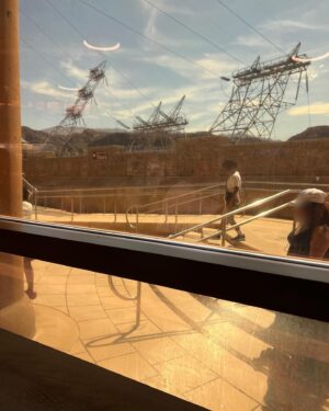 Hwang Kwang-hee Instagram - It’s scorching hot🌡️🌋🌞🫠 
Hoover Dam
후버댐 그것은 정말 거대하고 웅장했다👍🏼트랜스포머가 나올 것 같았다🦾나는 해를 피하려 긴 상의를 입었지만 오히려 더 더웠다🥵후회했다 정말 기온은 높았다🔥 나는 그 멋진 곳에서✨
그리고 절대 높이가 무서워서 뒷발을 멀리 두고 있는 것이 아니다🤨