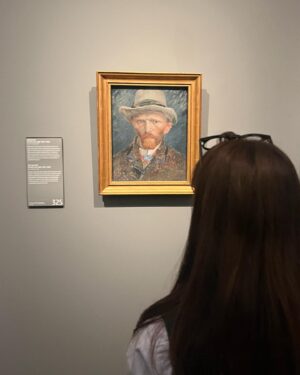 Hwang Se-in Instagram - At last ! In 네덜란드
Van Gogh
-------------
열심히 노력하다가 갑자기 나태해지고, 잘 참았다가 조급해지고, 희망에 부풀었다가 절망에 빠지는 일을 또 다시 반복하고 있다. 그래도 계속해서 노력하면 수채화를 더 잘 이해할 수 있겠지 그게 쉬운 일이었다면,
그 속에서 아무런 즐거움도 얻을 수 없었을 것이다
그러니 계속해서 그림을 그려야 겠다
- 빈센트 반 고흐