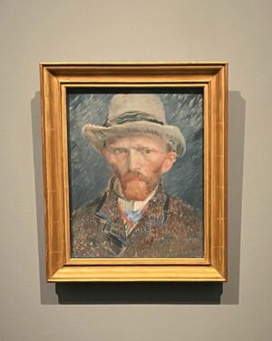 Hwang Se-in Instagram - At last ! In 네덜란드
Van Gogh
-------------
열심히 노력하다가 갑자기 나태해지고, 잘 참았다가 조급해지고, 희망에 부풀었다가 절망에 빠지는 일을 또 다시 반복하고 있다. 그래도 계속해서 노력하면 수채화를 더 잘 이해할 수 있겠지 그게 쉬운 일이었다면,
그 속에서 아무런 즐거움도 얻을 수 없었을 것이다
그러니 계속해서 그림을 그려야 겠다
- 빈센트 반 고흐