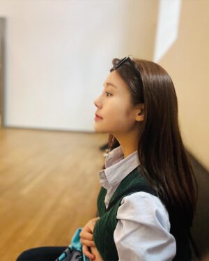 Hwang Se-in Instagram - At last ! In 네덜란드
Van Gogh
-------------
열심히 노력하다가 갑자기 나태해지고, 잘 참았다가 조급해지고, 희망에 부풀었다가 절망에 빠지는 일을 또 다시 반복하고 있다. 그래도 계속해서 노력하면 수채화를 더 잘 이해할 수 있겠지 그게 쉬운 일이었다면,
그 속에서 아무런 즐거움도 얻을 수 없었을 것이다
그러니 계속해서 그림을 그려야 겠다
- 빈센트 반 고흐