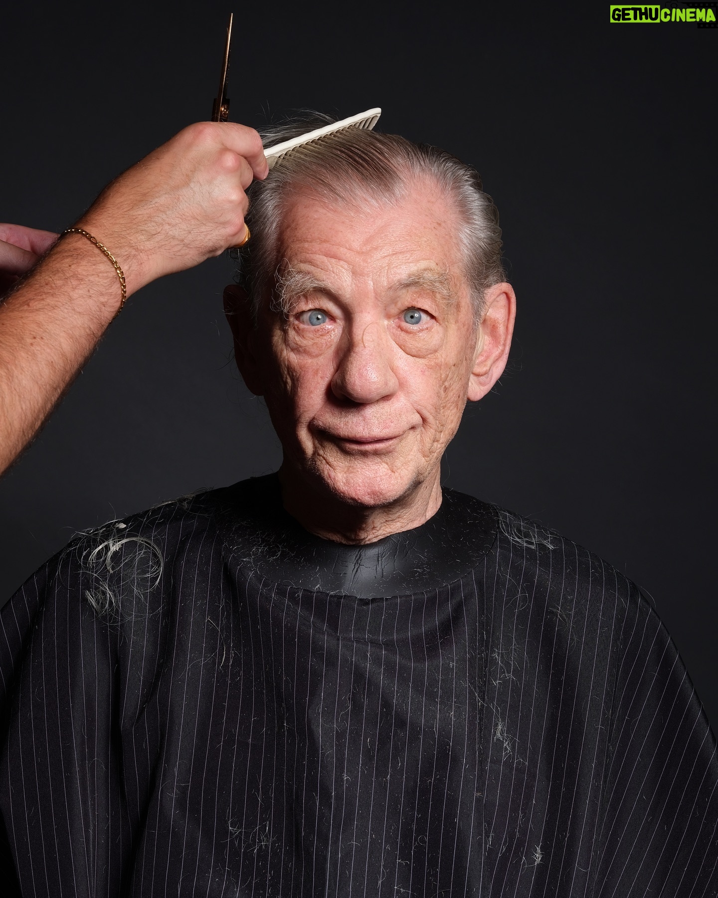 Ian McKellen - 269K Likes - Shedding Falstaff ✂️ 🪒 ✂️ Removing the Shakespearean character's hair.
@ianmckellen
@playerkingsplay
Hair and grooming by Luke Davies @supply.91 with special thanks @tomtom860
#IanMcKellen #Falstaff #Shakespeare Photo #FredericAranda