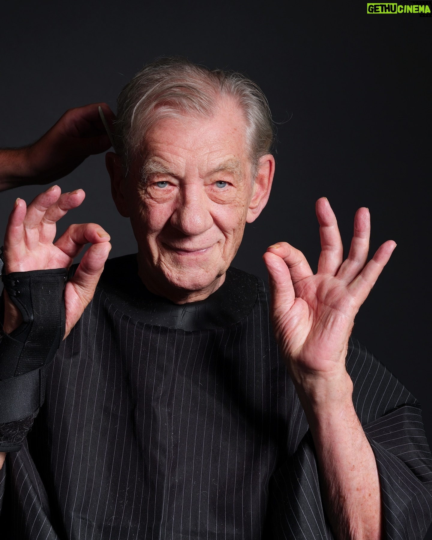 Ian McKellen - 269K Likes - Shedding Falstaff ✂️ 🪒 ✂️ Removing the Shakespearean character's hair.
@ianmckellen
@playerkingsplay
Hair and grooming by Luke Davies @supply.91 with special thanks @tomtom860
#IanMcKellen #Falstaff #Shakespeare Photo #FredericAranda