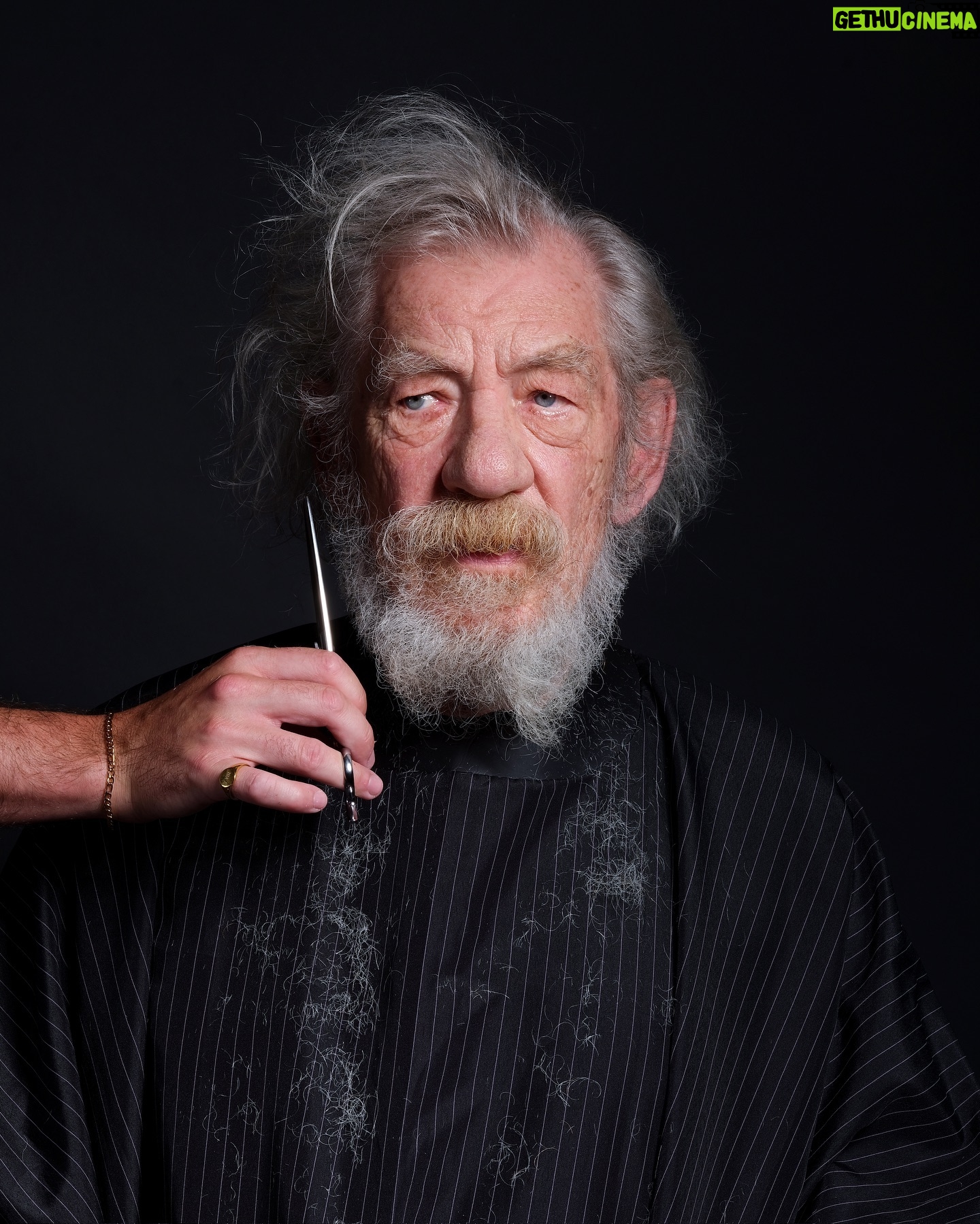 Ian McKellen - 269K Likes - Shedding Falstaff ✂️ 🪒 ✂️ Removing the Shakespearean character's hair.
@ianmckellen
@playerkingsplay
Hair and grooming by Luke Davies @supply.91 with special thanks @tomtom860
#IanMcKellen #Falstaff #Shakespeare Photo #FredericAranda