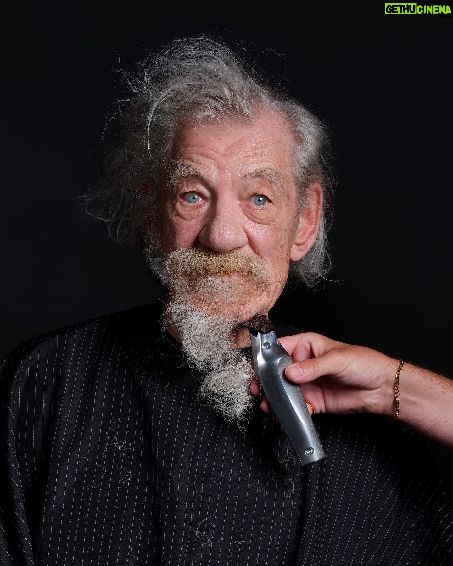 Ian McKellen - 269K Likes - Shedding Falstaff ✂️ 🪒 ✂️ Removing the Shakespearean character's hair.
@ianmckellen
@playerkingsplay
Hair and grooming by Luke Davies @supply.91 with special thanks @tomtom860
#IanMcKellen #Falstaff #Shakespeare Photo #FredericAranda