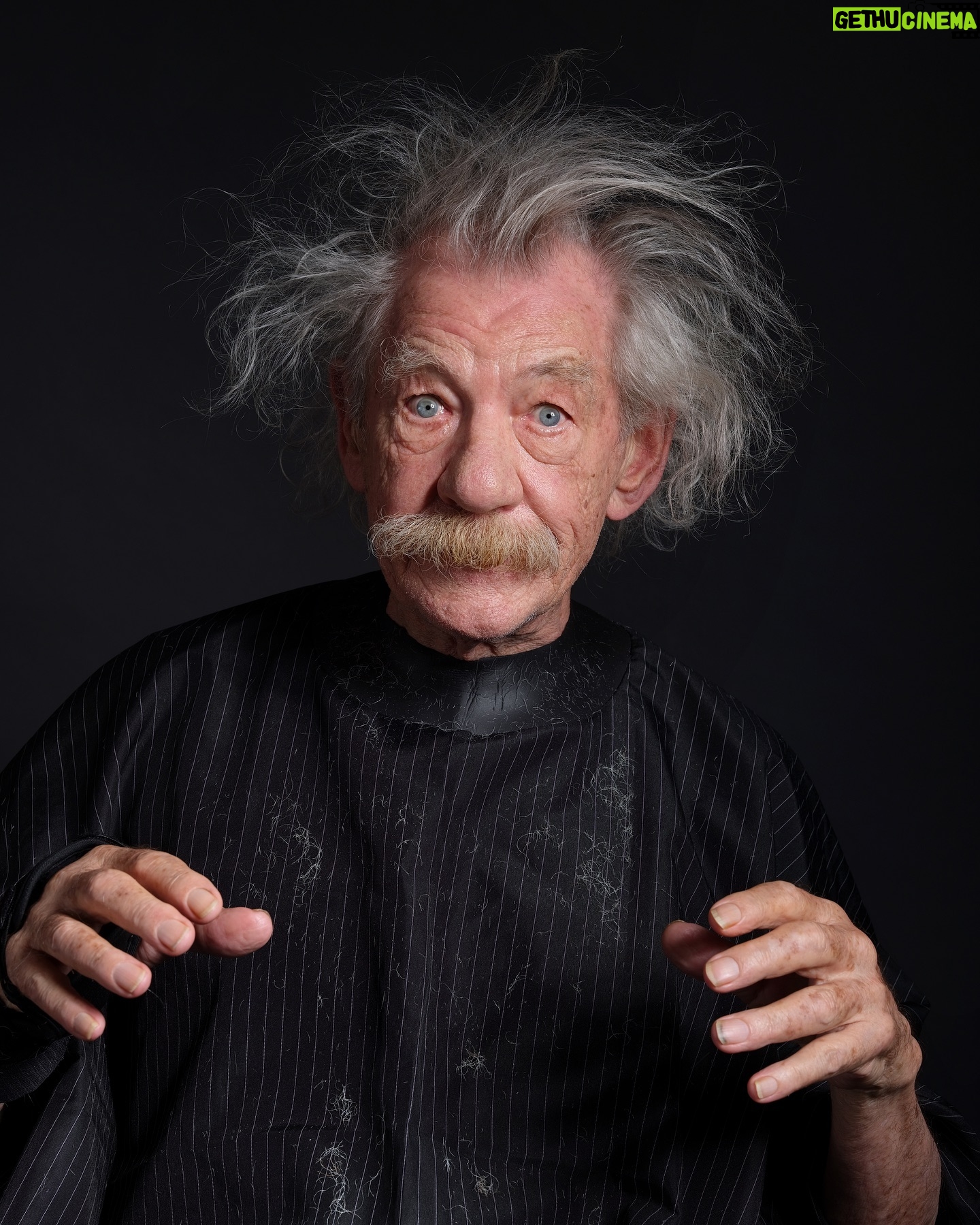 Ian McKellen - 269K Likes - Shedding Falstaff ✂️ 🪒 ✂️ Removing the Shakespearean character's hair.
@ianmckellen
@playerkingsplay
Hair and grooming by Luke Davies @supply.91 with special thanks @tomtom860
#IanMcKellen #Falstaff #Shakespeare Photo #FredericAranda