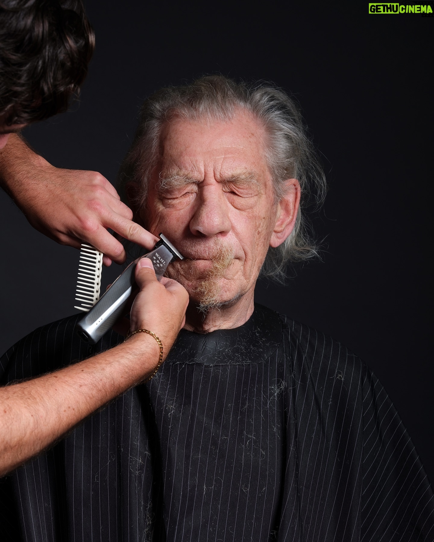 Ian McKellen - 269K Likes - Shedding Falstaff ✂️ 🪒 ✂️ Removing the Shakespearean character's hair.
@ianmckellen
@playerkingsplay
Hair and grooming by Luke Davies @supply.91 with special thanks @tomtom860
#IanMcKellen #Falstaff #Shakespeare Photo #FredericAranda