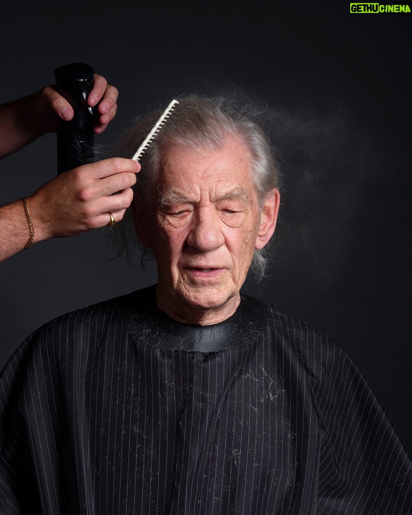 Ian McKellen - 269K Likes - Shedding Falstaff ✂️ 🪒 ✂️ Removing the Shakespearean character's hair.
@ianmckellen
@playerkingsplay
Hair and grooming by Luke Davies @supply.91 with special thanks @tomtom860
#IanMcKellen #Falstaff #Shakespeare Photo #FredericAranda
