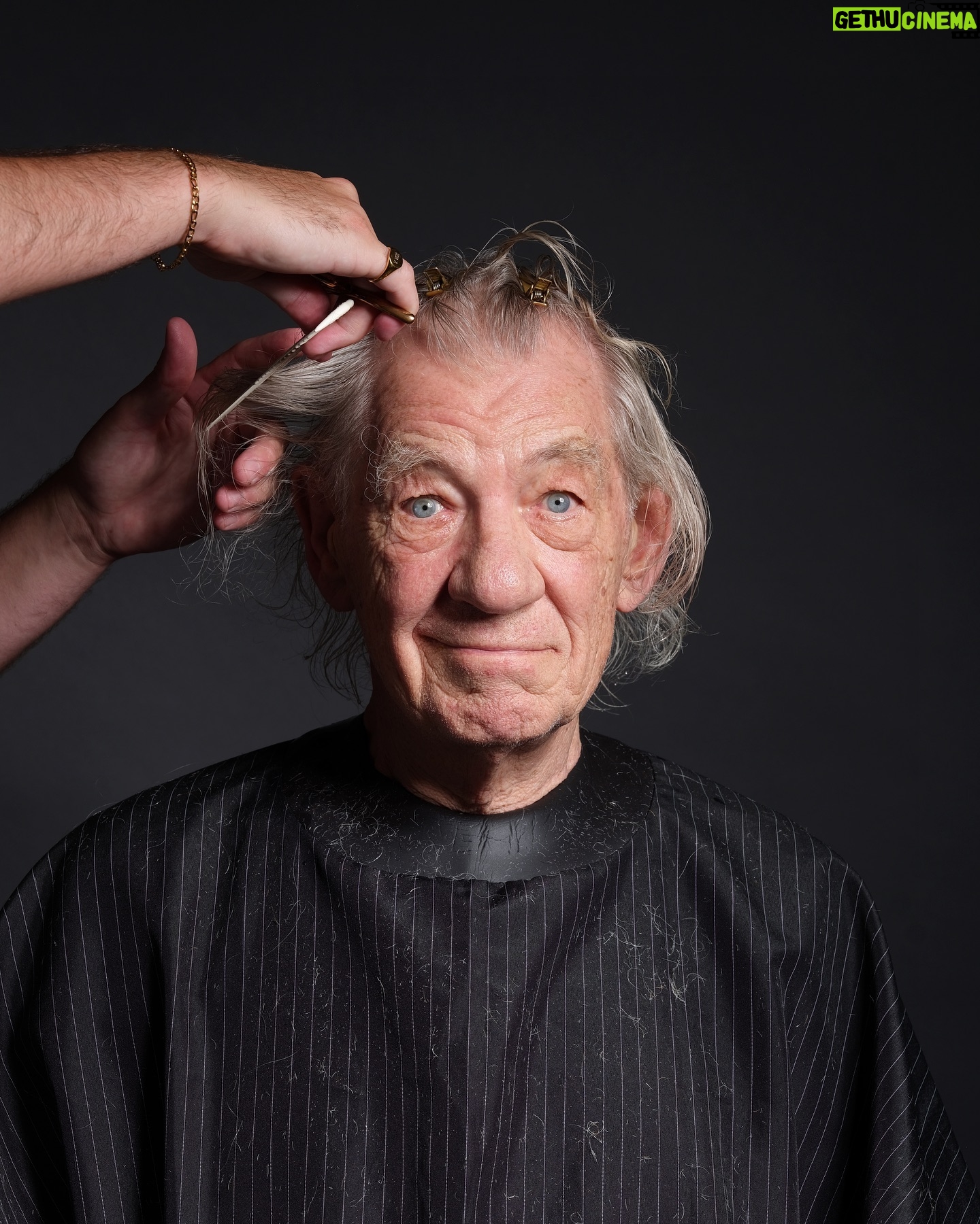 Ian McKellen - 269K Likes - Shedding Falstaff ✂️ 🪒 ✂️ Removing the Shakespearean character's hair.
@ianmckellen
@playerkingsplay
Hair and grooming by Luke Davies @supply.91 with special thanks @tomtom860
#IanMcKellen #Falstaff #Shakespeare Photo #FredericAranda