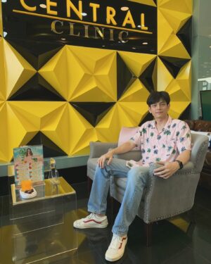 Iang Sittha Sapanuchart Instagram - เปิดกล้องละครเรื่องใหม่ ไว้ใจให้พี่ๆ @centralclinic ดูแลครับ ❤️🤍