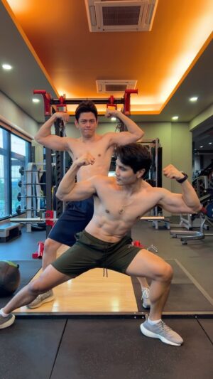 Iang Sittha Sapanuchart Instagram - Gym buddy @iangsss 👦🏻👦🏻
🏠💪🏻 Gym : @musketeersportclub.official 
#motivation #gymbuddy #buddyworkout #fitnessmotivation 
.
🔥🔥🔥พิเศษสำหรับราคาสมาชิกที่ @musketeersportclub.official เพียงแจ้งว่าอ๋องแนะนำมา ลดเพิ่มทันทีจากราคาปกติ อีก5% พร้อมสิทธิพิเศษอีกมากมายในแต่ละเดือน